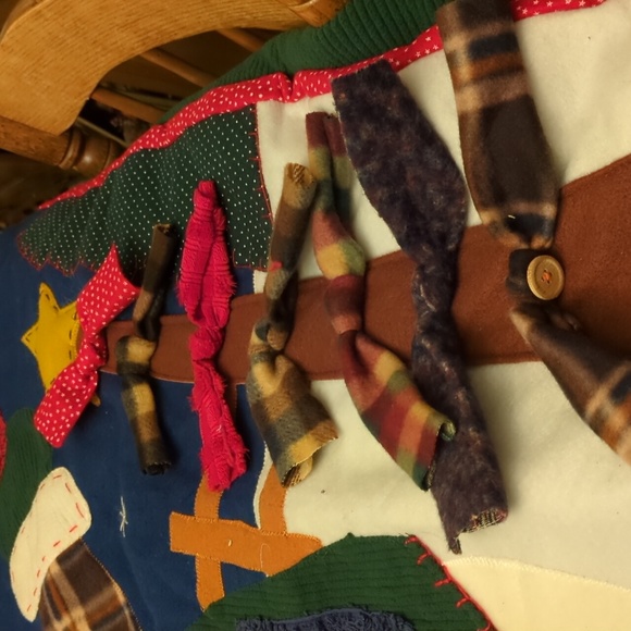 Beautiful Christmas Quilt - Picture 4 of 11